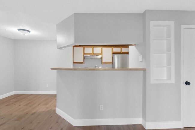 Building Photo - Newly Renovated Ground Floor Condo in Gate...