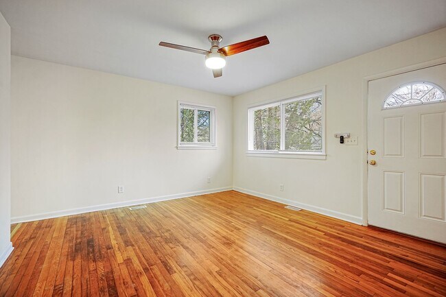 Foto del edificio - 607 N Greensboro St