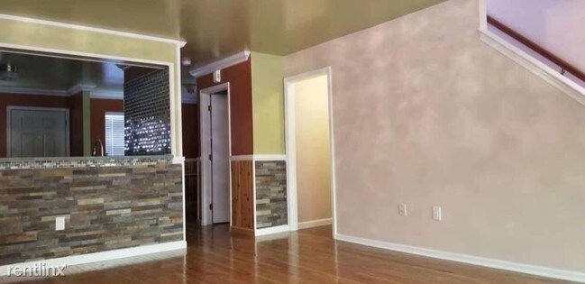 Building Photo - 4 br, 3 bath Townhome - 1303 Poplar St