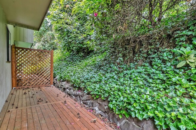 Building Photo - Renovated 3BR Townhouse in Desirable Lakev...