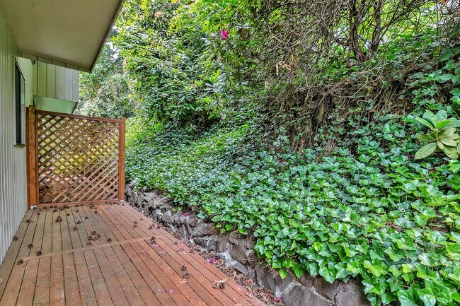 Foto del edificio - Renovated 3BR Townhouse in Desirable Lakev...
