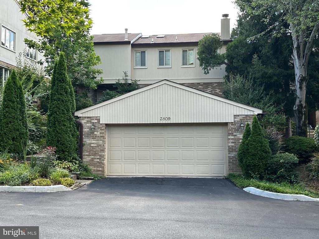 Building Photo - 3809 Hemlock Way