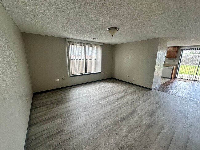 Foto del edificio - 2 Bed 1 bath duplex