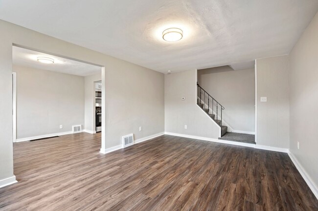Building Photo - Entirely Renovated 3 bed, 1.5 bath in Chur...