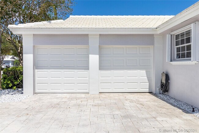 Foto del edificio - 15221 Wilshire Cir S