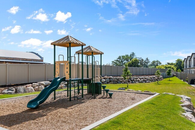 Building Photo - West Haven Townhouse 3 bedroom, 2.5 baths ...