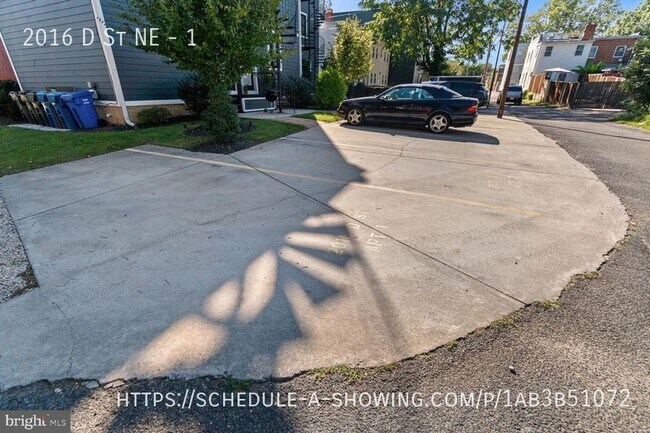 Building Photo - Renovated Condo with parking included - Fi...