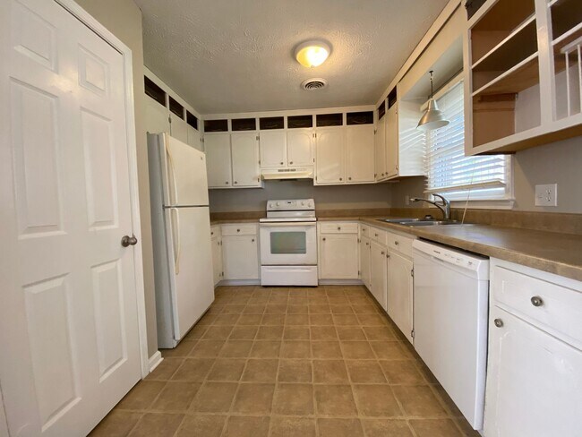 Building Photo - PRE-LEASE FOR AUGUST 1st! Cozy 3 bedroom 2...