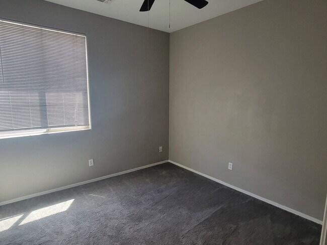 Foto del edificio - beautiful home 3b 2 bath home with den