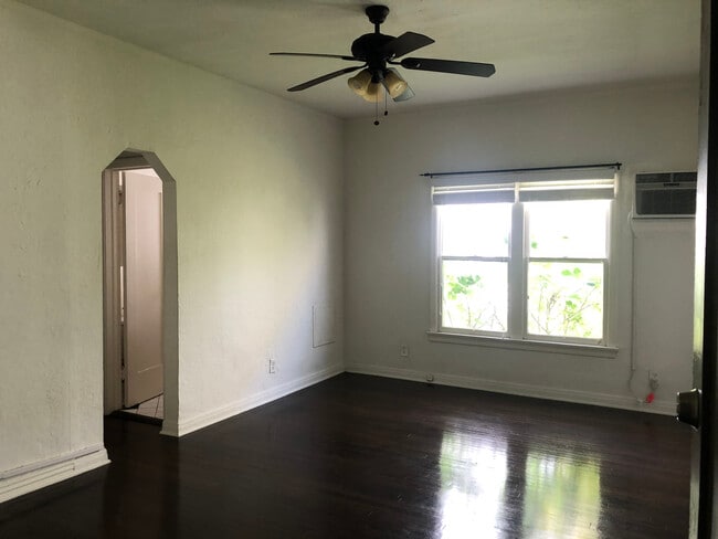 Living Room looking towards the bathroom/bedroom - 1552 N Commonwealth Ave