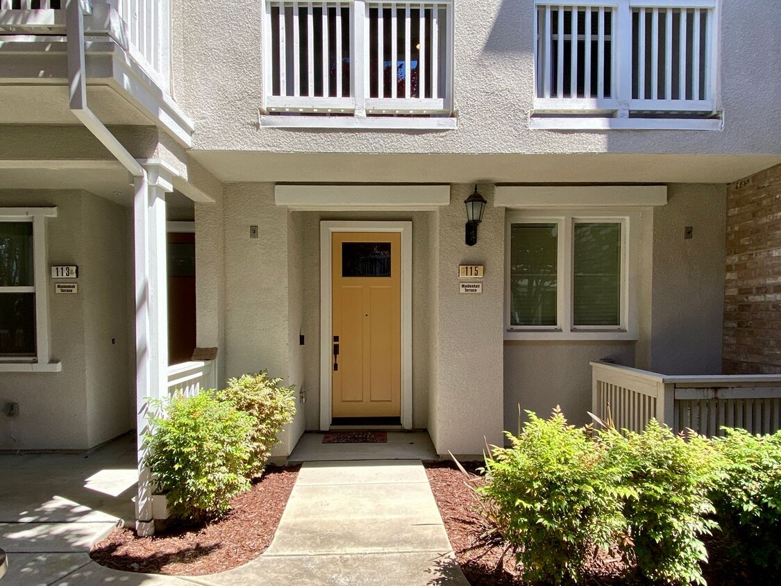 Primary Photo - Gorgeous 2 Bedroom 2.5 Bath Sandalwood Tow...