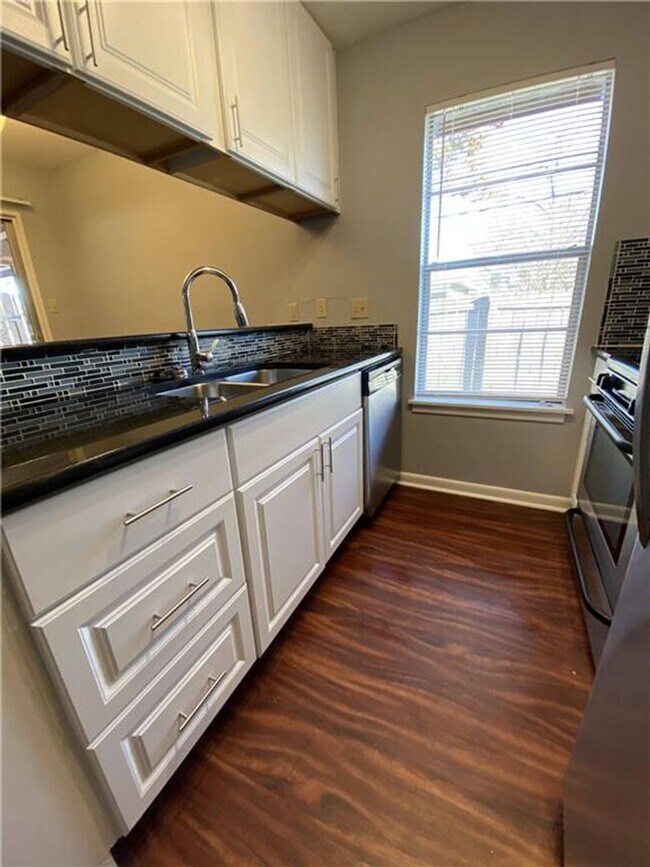 Foto del edificio - 3307 Whitepine Dr
