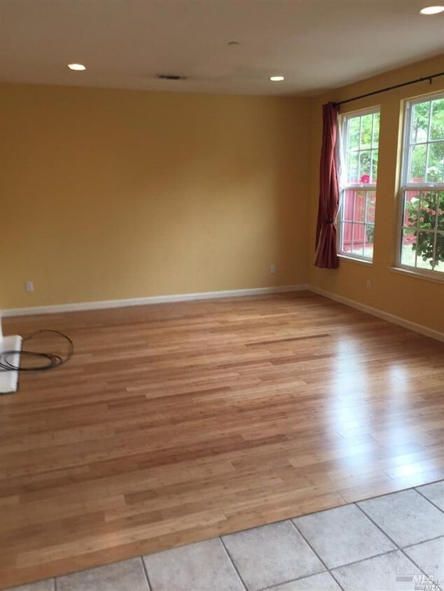 Foto principal - 83 Oak Grove Dr