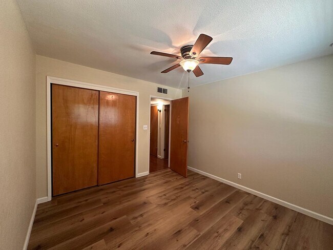 Building Photo - 156 W Dovewood Ln