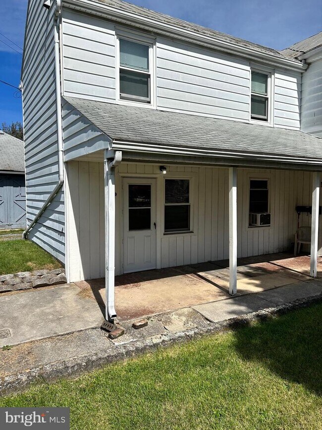 14 S York St Unit 1ST FLOOR, Mechanicsburg, PA 17055 Room for Rent in