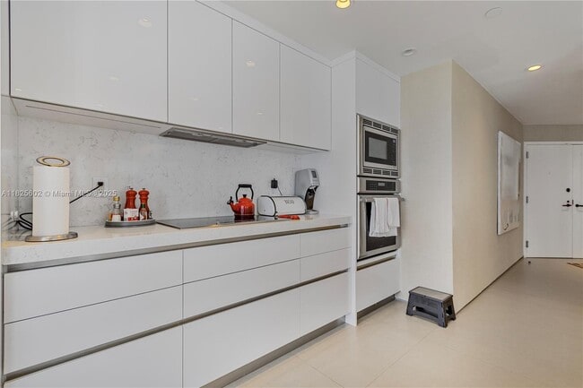 Building Photo - 520 Brickell Key Dr