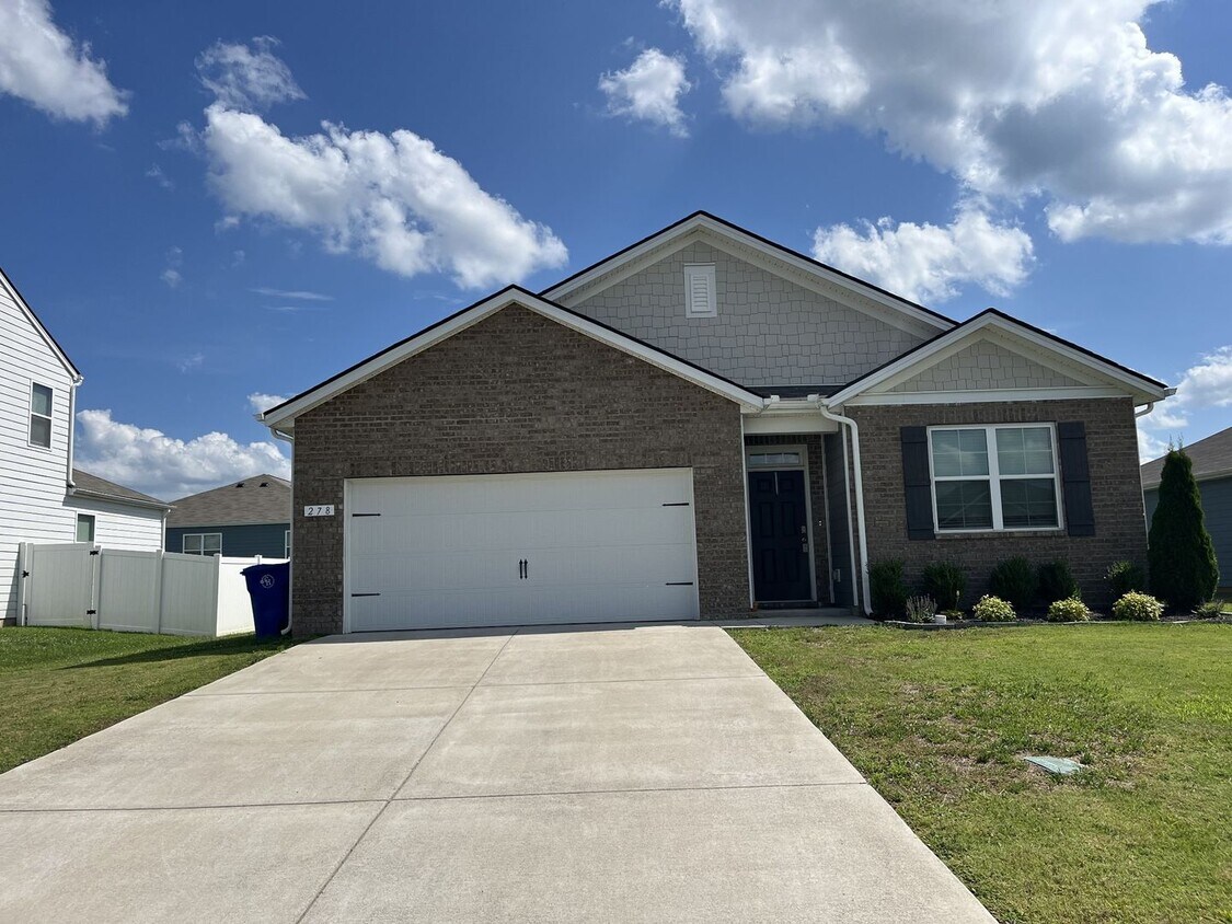 Foto principal - 4-Bedroom w/ Open Layout & Community Perks