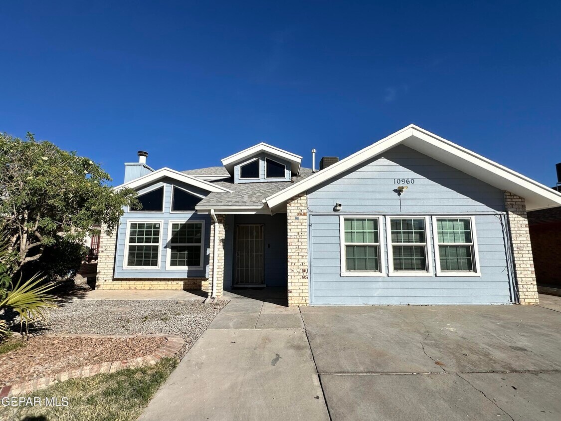 Primary Photo - 10960 Joe Dimaggio Cir