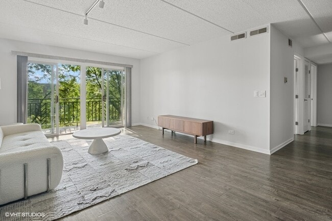 Building Photo - 3850 W Bryn Mawr Ave