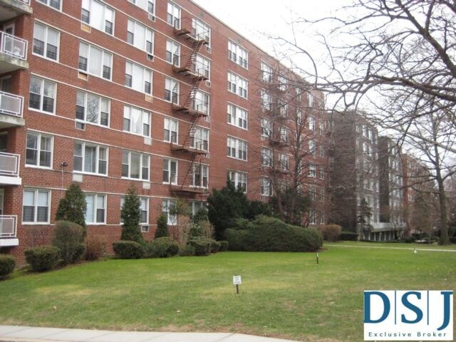 Building Photo - 182-30-182-30 Wexford Terrace