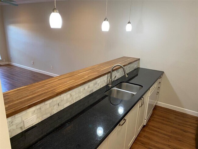 Foto del edificio - 3206 Holly Hall St