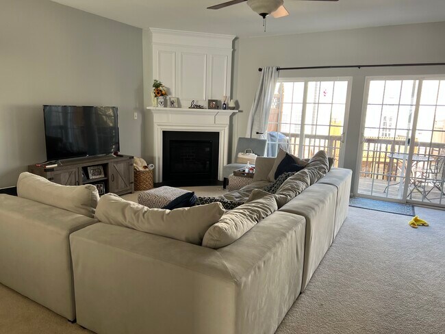 Living room - 5554 Werburgh St