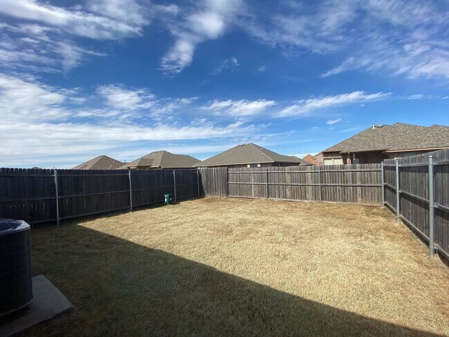 Building Photo - 3 Bed 2 Bath 2 Car Garage Duplex In Moore ...