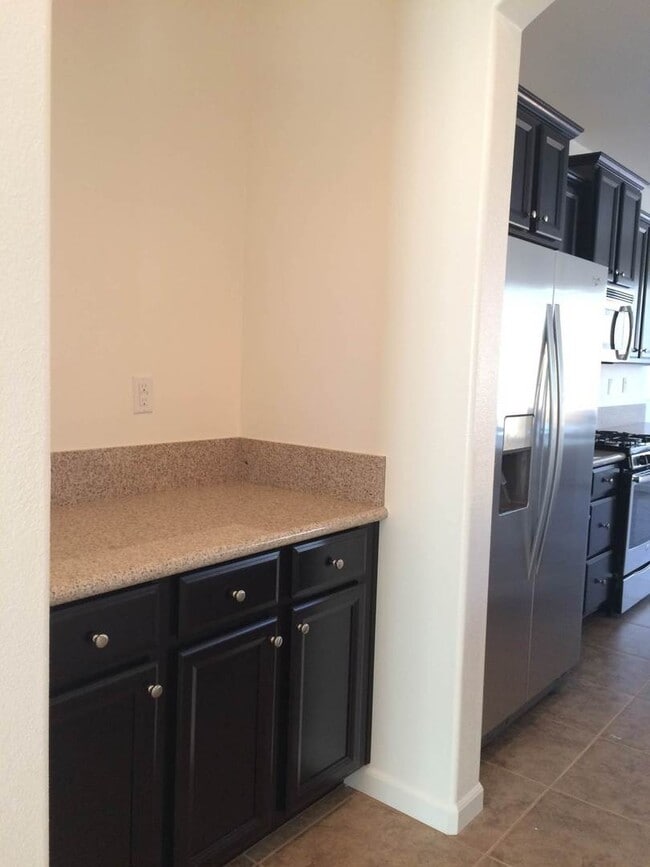 Building Photo - BEAUTIFUL  4+2 - $2550+$2550 Deposit - 93313