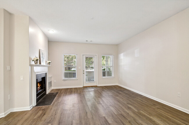 Living room - 1712 Lake Shore Crest Dr