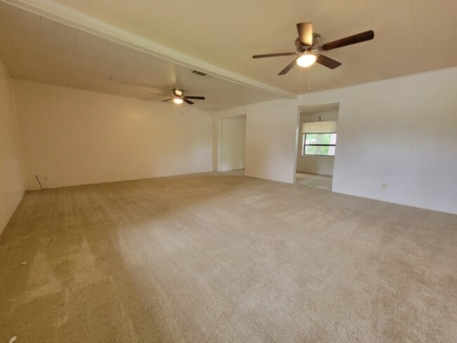 Building Photo - 3 BEDROOM HOUSE