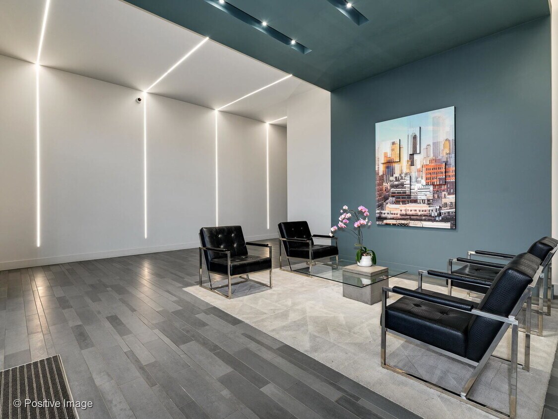 Foto principal - 367 W Locust St