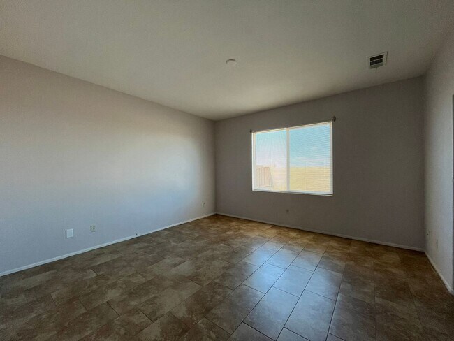 Building Photo - Spacious 4-Bedroom Home Available!