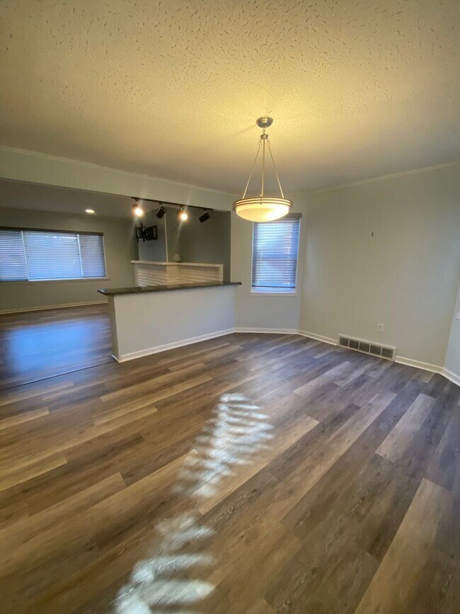 Foto del edificio - 4 Bedroom/ 2 Bathroom House in Dormont Available 7/1/2026
