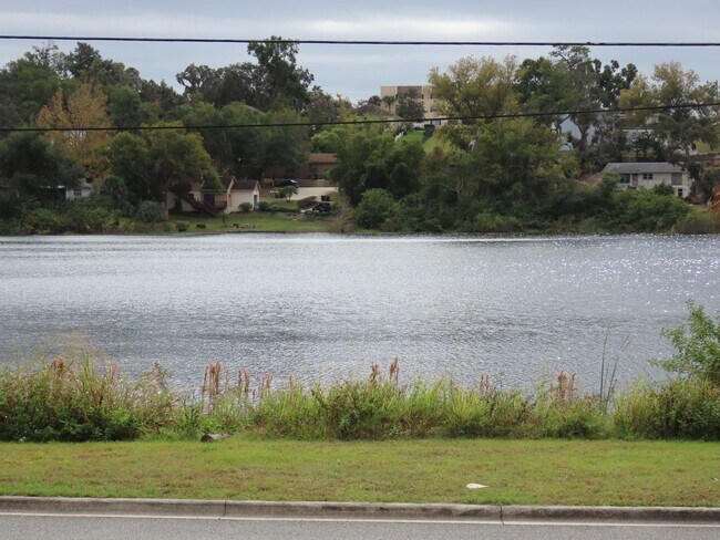 Foto del edificio - 2br/2ba Duplex with Lakeview