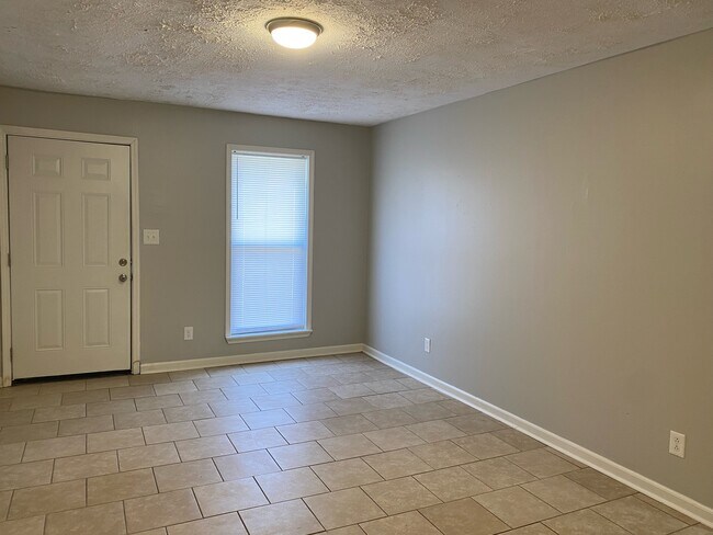 Building Photo - 11 Susan Cv