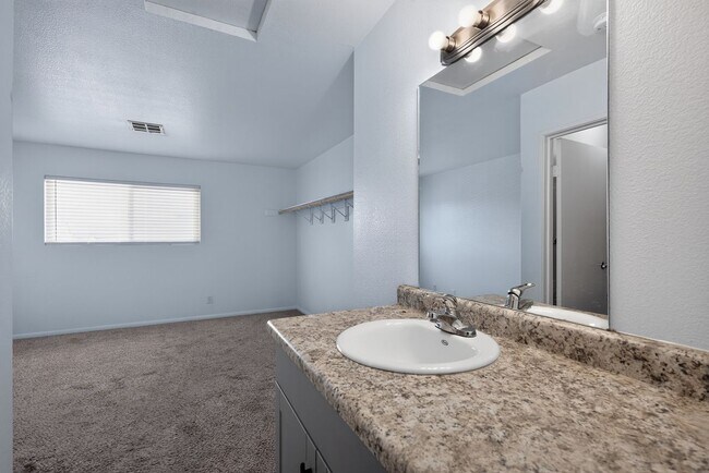 Foto del edificio - 5125 Golden Ln