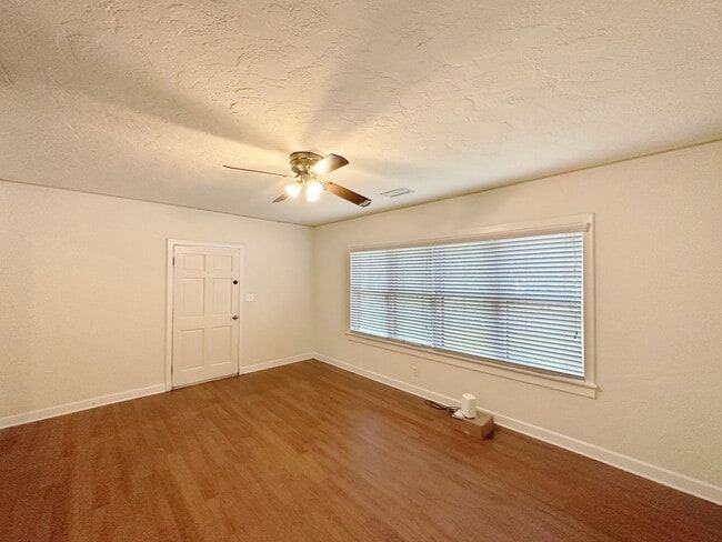 Foto del edificio - Huge 4 Bedroom, 2 Bathroom House Near Campus