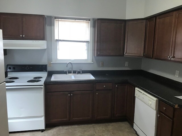 Building Photo - 518 E Davenport St