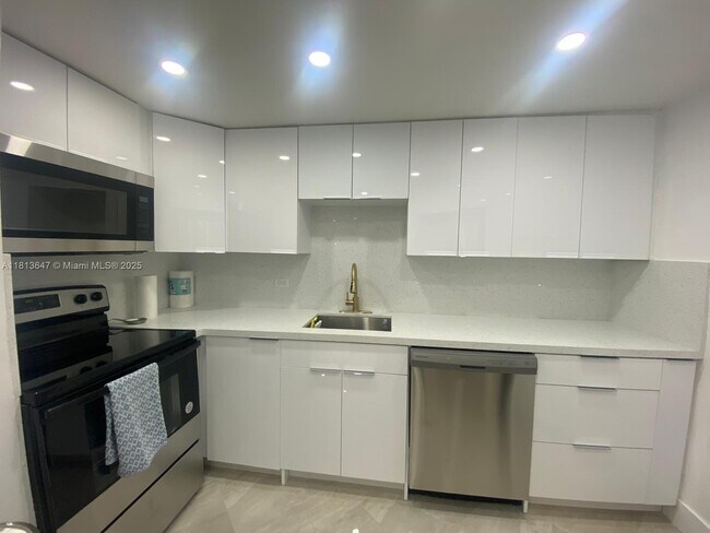 Building Photo - 825 Brickell Bay Dr