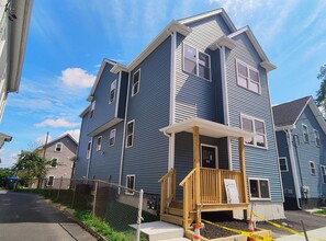Building Photo - 107 Metcalf St
