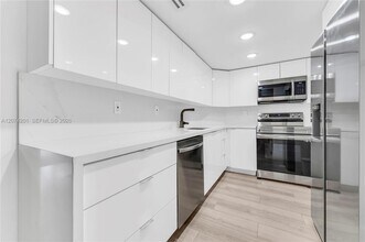 Building Photo - 300 Bayview Dr