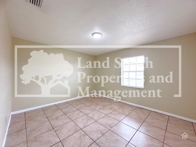 Foto del edificio - 5834 Charlton Dr