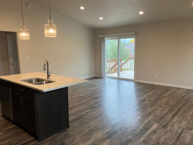 Foto del edificio - 4 Bed 3 Bath Single Family Home