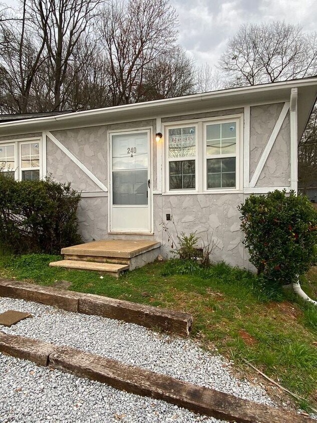 Primary Photo - 1 bed/ 1 bath open floor plan just off Pin...