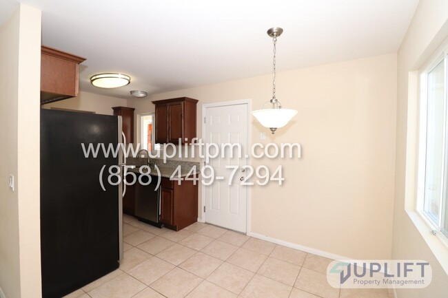 Foto del edificio - 3 Bed, 2 Bath Home w/ Fenced Yard and 2-Ca...