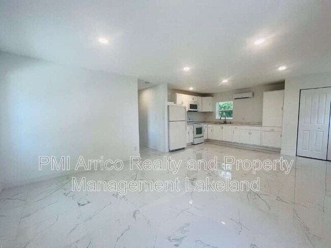 Foto del edificio - 8170 State Rd 60