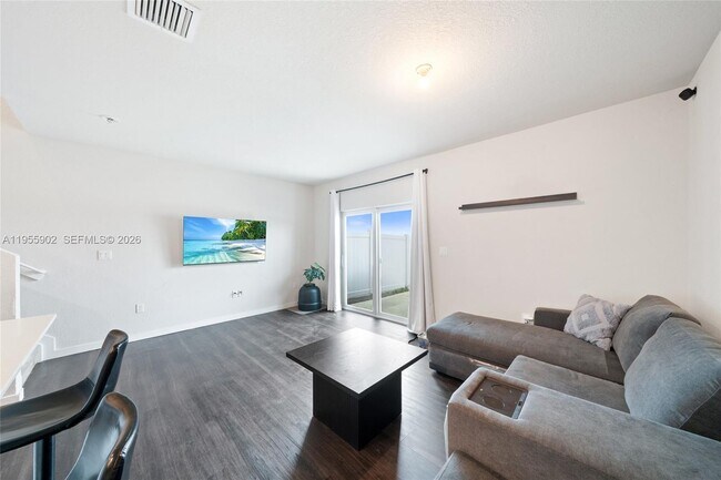 Foto del edificio - 1050 W Davis Pkwy