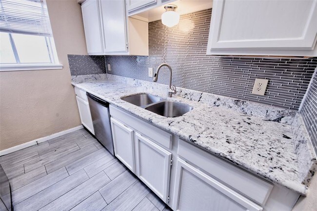 Foto del edificio - 3780 Tanglewilde St