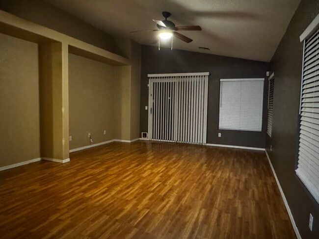 Foto del edificio - 10441 W Palm Ln