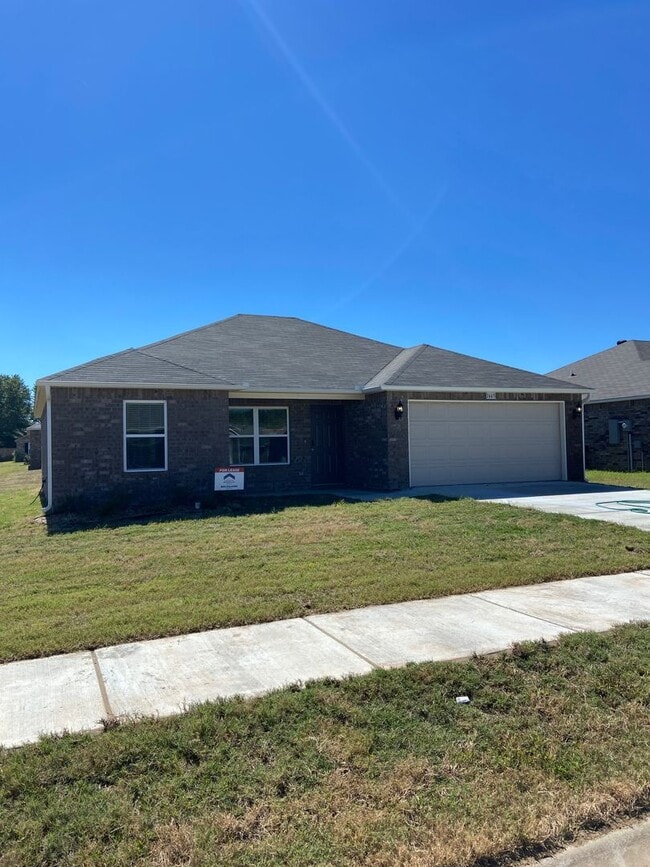 Building Photo - Three Bedroom | Two Bath Home in Conrad Court